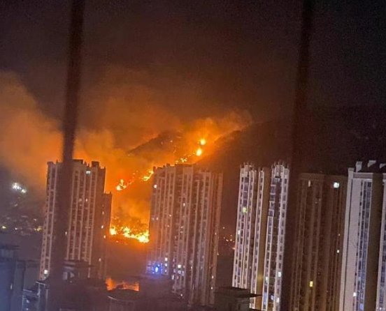 重庆宝妈背着宝宝搬物资支援救火！这位宝妈身上有哪些可贵的品质？