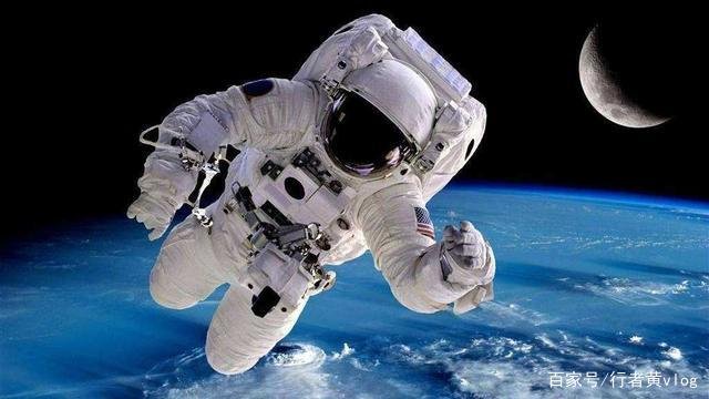 想要摆脱地球的引力，至少需要到多少米的高空？