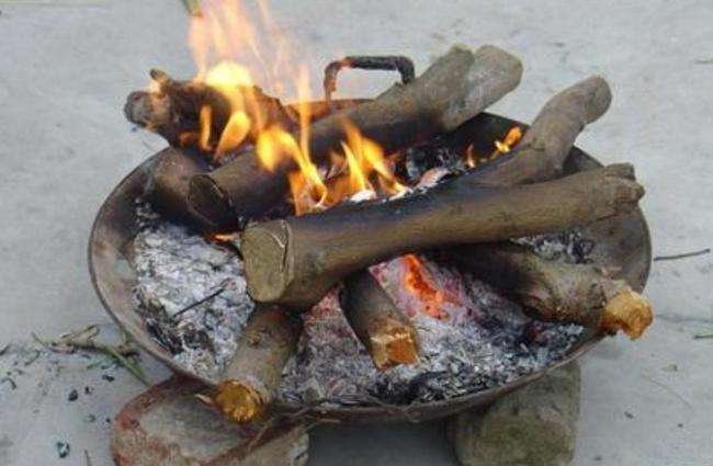 新婚之夜，贵阳一夫妻炭火取暖一氧化碳中毒死亡，给我们带来哪些警示？