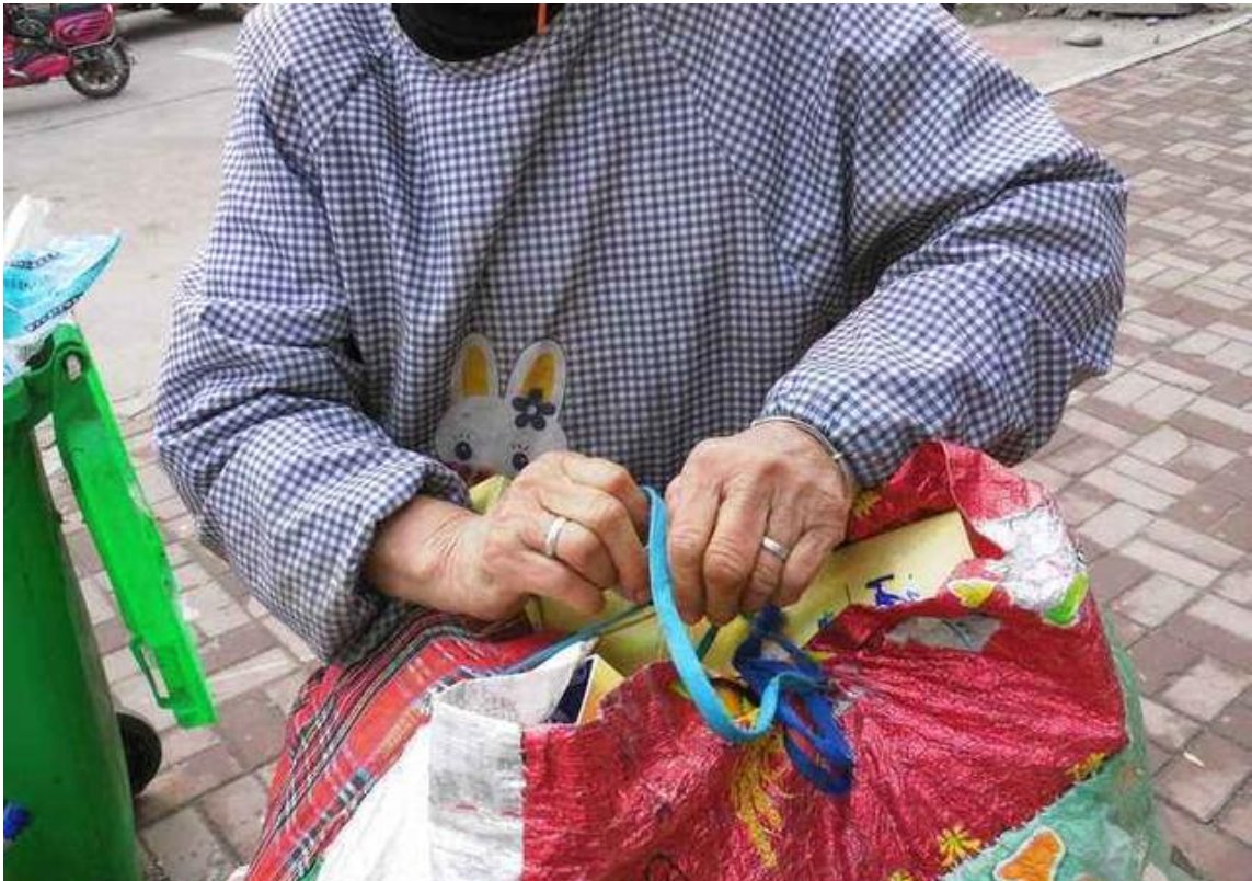 18万元现金被误当垃圾扔，小区老太太以为是冥币，最终是如何处理的？