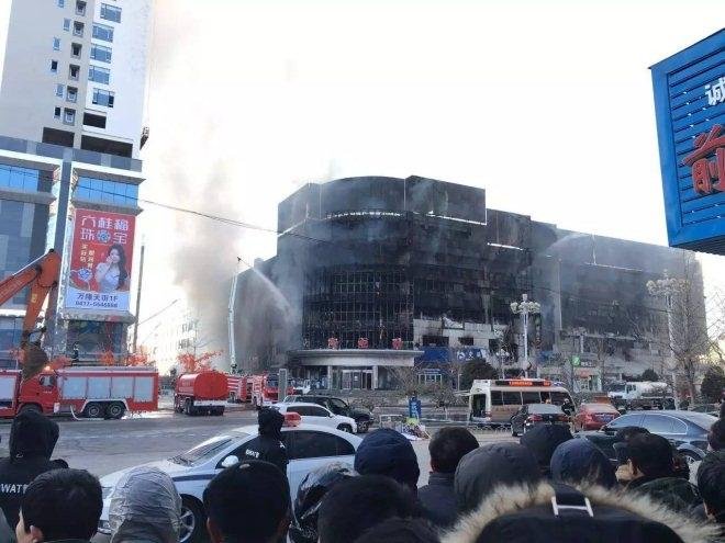 大连市场火灾致8死，谁该为这起事故中的牺牲者负责？