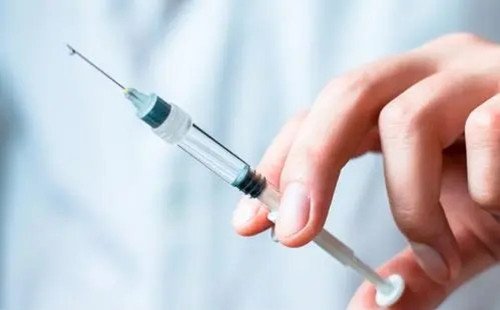 意大利男子试图用“假手臂”接种疫苗，最终是如何被识破的？