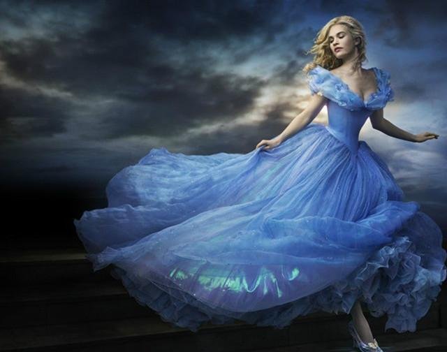 如果灰姑娘真的如此淳朴善良,那么为什么她拼了命也要去王宫参加舞会?