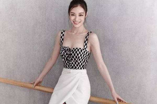 倪妮在白玉兰颁奖仪式上看到董子健的时候，是什么样的表情？