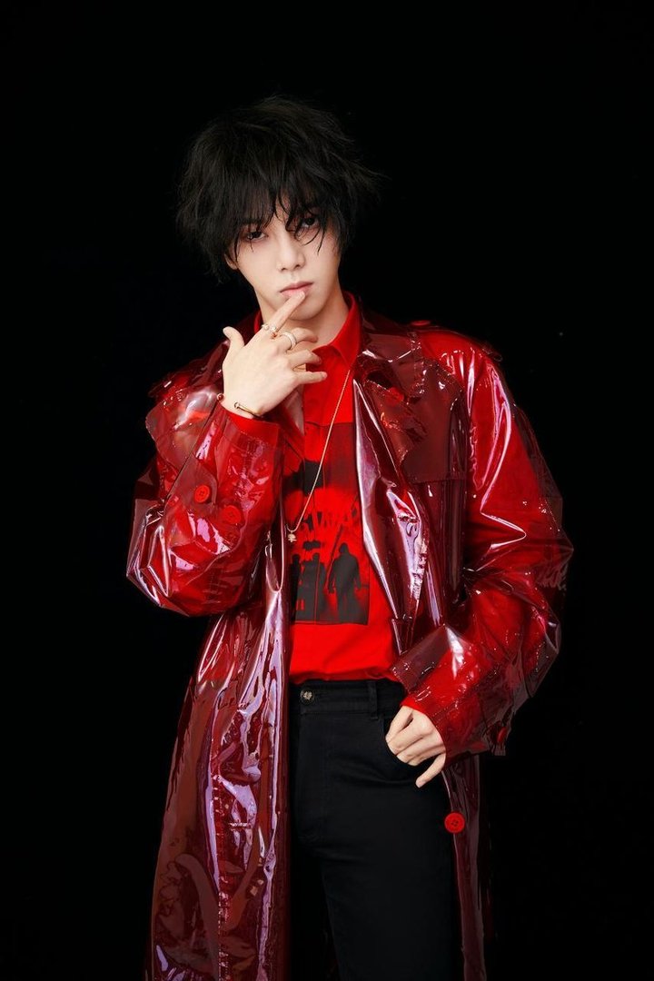 华晨宇酒吧吸烟引热议，为何观众都不喜欢明星在公共场合吸烟？