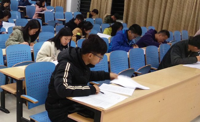 公共英语三级考试题型有哪些