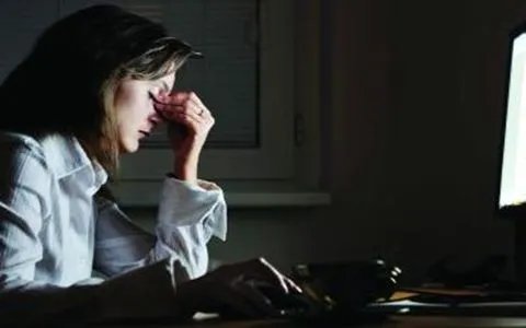 有专家称并不是睡得晚就是熬夜，这句话有科学依据吗？