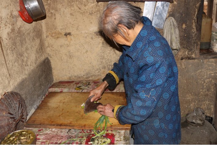 心甘情愿和甘心情愿意思一样吗