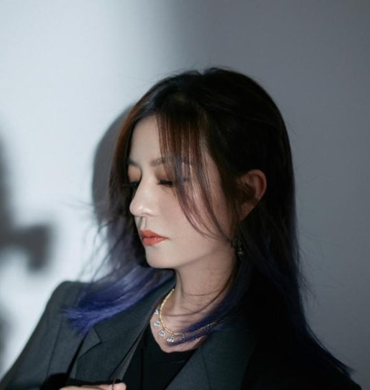 赵薇在接受采访时说捍卫家庭的题材该out了，你们认同这个观点吗？