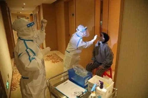 郑州一男子上班第一天因同事是密接被隔离,隔离费该由谁承担?