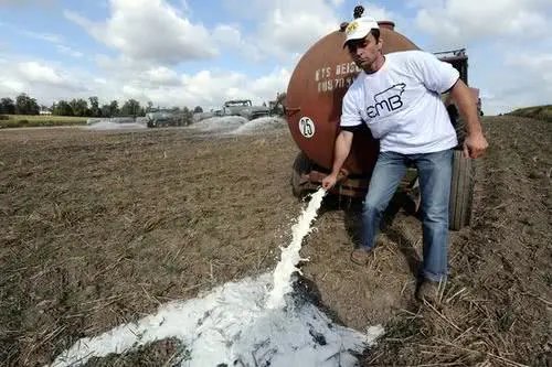 因缺少货车司机取货，英国奶农或将被迫倒掉牛奶，这一现象该如何解决？