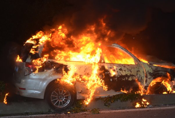 汽车被大火吞噬，山西一对夫妻不救火还动起了手，此举的原因是什么？