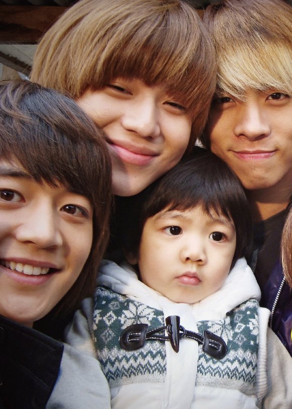 SHINEE HELLO BABY中的佑根小盆友的具体资料~~~~