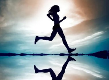 安徽女子天台散步把楼顶走出一圈跑道令人敬佩，长期跑步可以增强免疫力吗？