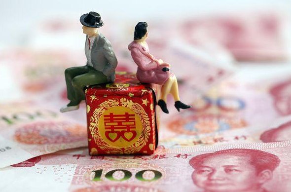 新娘父亲回应内衣不合身不让接亲，称不是为了钱，那到底是为何？