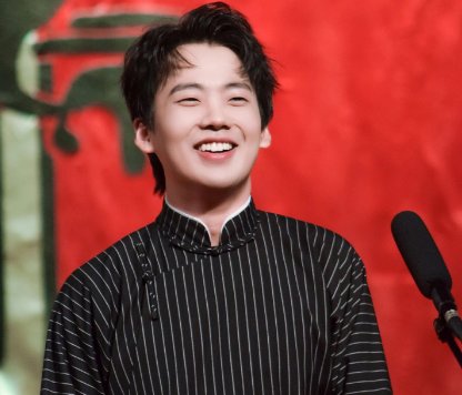 郭麒麟被爆当街接吻，他亲的是谁？