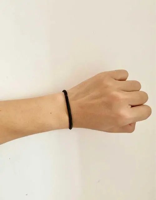 男生手腕上带皮筋代表了什么？此举有何含义？