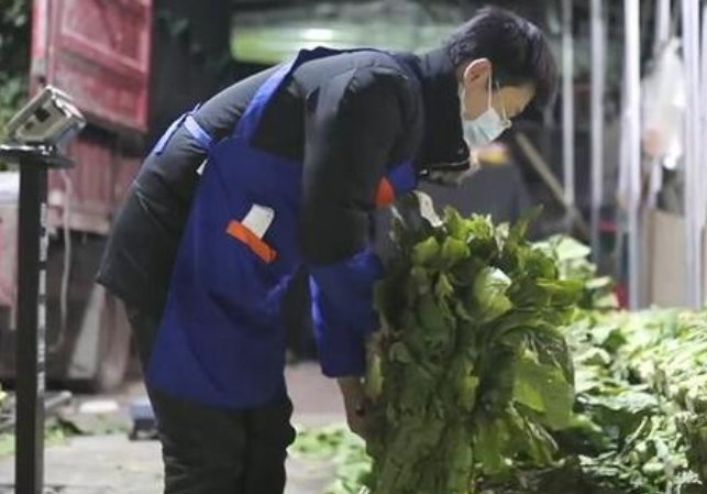 大学生继承父辈菜摊年入百万，他是通过怎样的方式创业的？