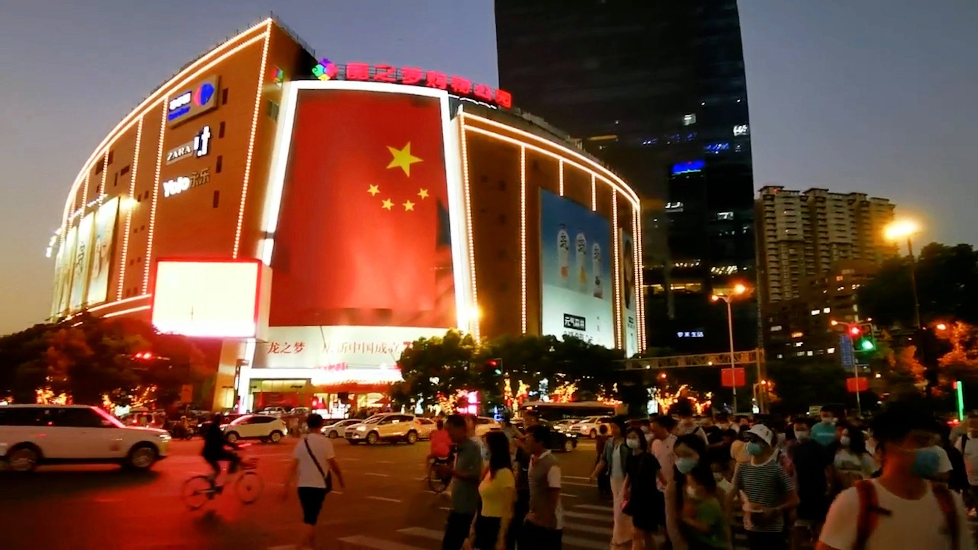 上海街头现500平米巨幅国旗，各地是用什么方式为祖国庆生的？