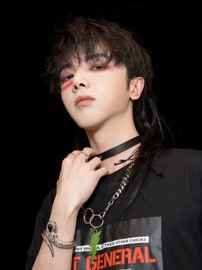 华晨宇酒吧吸烟引热议，为何观众都不喜欢明星在公共场合吸烟？