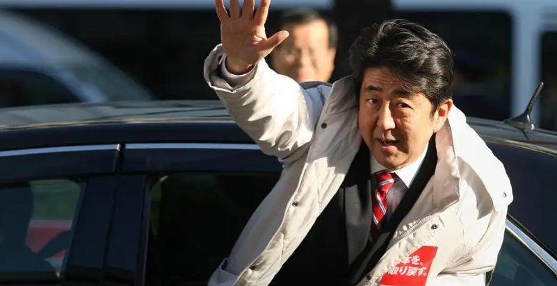 日本前首相演讲时胸部中枪倒地已被送医，如何评价安倍晋三这个政治人物？