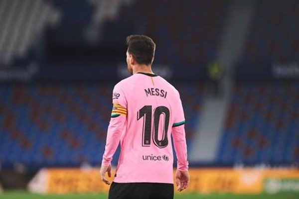 梅西决定继续留在巴萨，这对他未来的发展有什么影响？