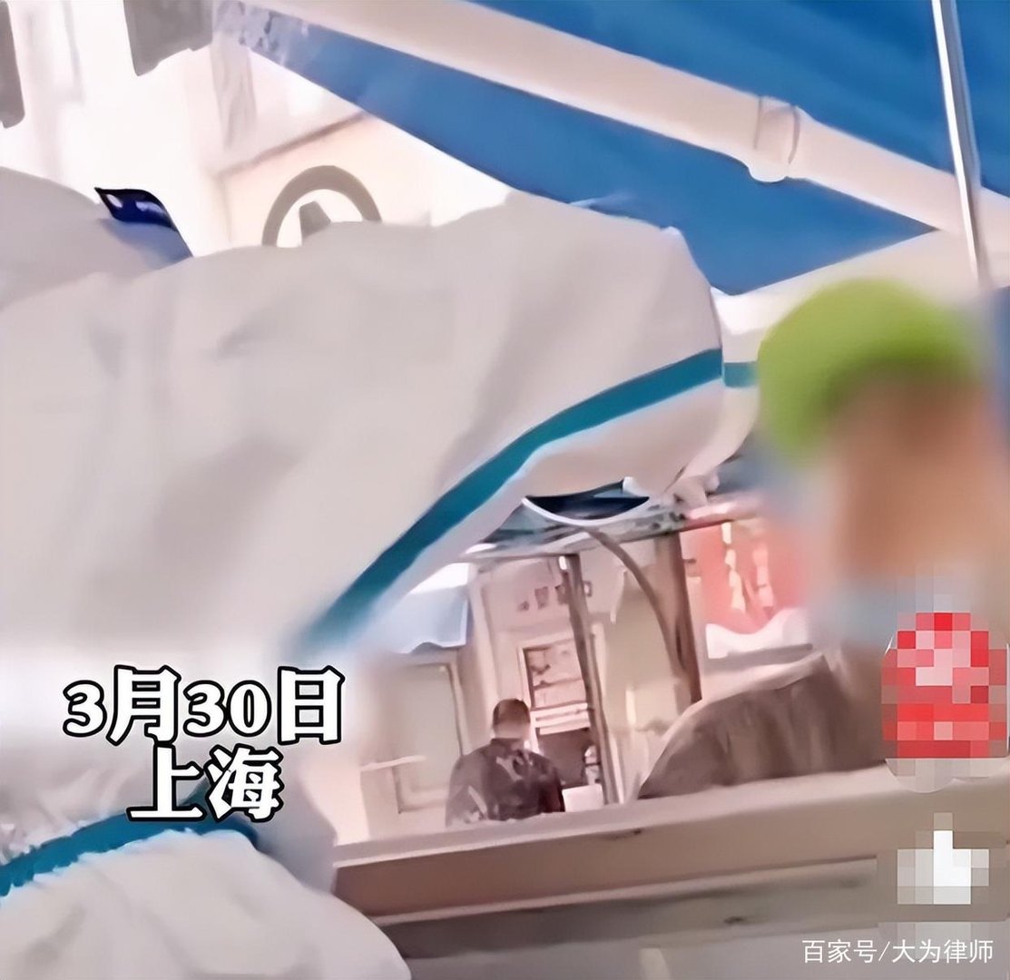 上海男子多次做核酸不配合，防疫人员当场发飙，这名男子为何这么做？