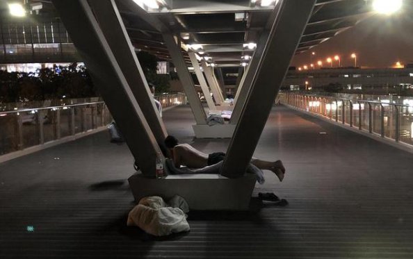 躲在上海虹桥卫生间的新冠康复者已找到工作，他在找工作途中经历了什么？