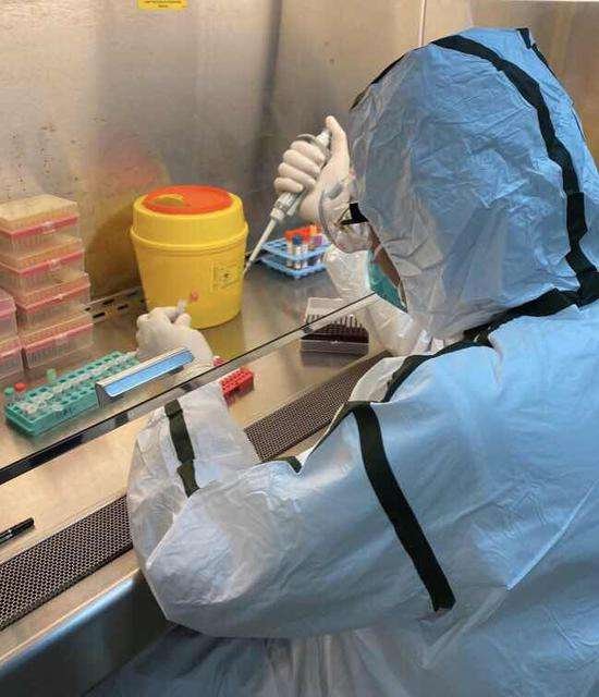 上海男子多次做核酸不配合，防疫人员当场发飙，这名男子为何这么做？