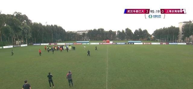 女足爆发大规模冲突，为何50多人冲进会场斗殴？