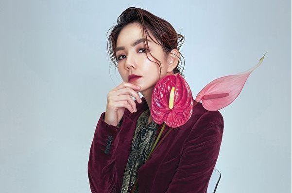 Ella向五月天及布农族道歉，她是因何事而道歉的？