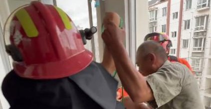 女子阳台收衣服从5楼失足掉下挂在3楼雨棚，事件发生的原因有哪些？