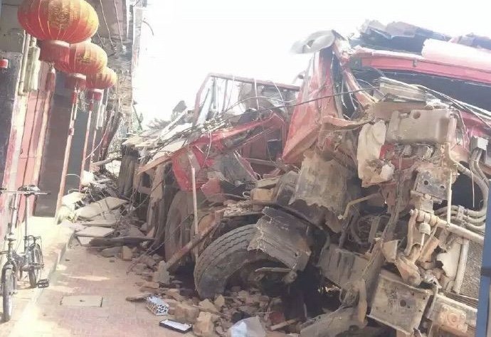 江苏运钞车和货车相撞致2死4伤，造成此事故的原因是什么？