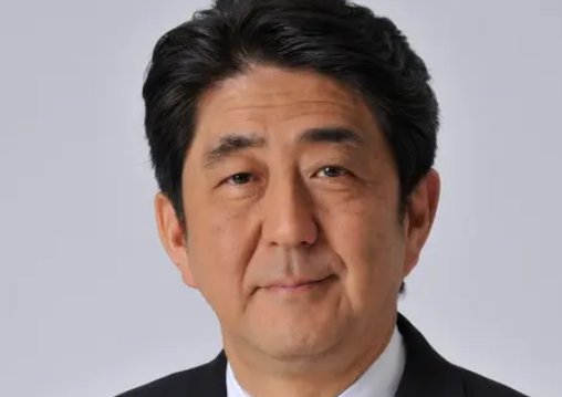 日本前首相演讲时胸部中枪倒地已被送医，如何评价安倍晋三这个政治人物？