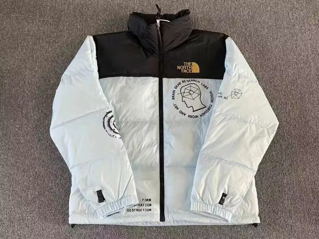 羽绒服后面字母dead什么意思