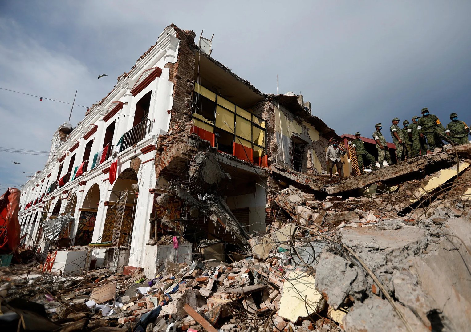 泸定地震已造成93人遇难，25人失联！发生地震第一时间该如何自救？