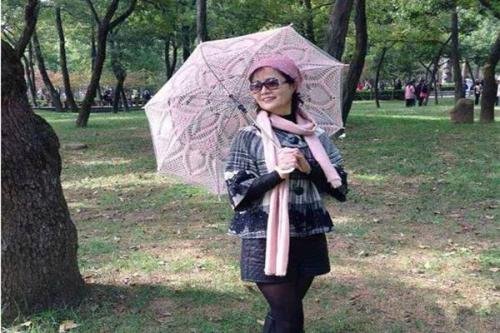 阿姨们照相带7条丝巾，你怎么看？