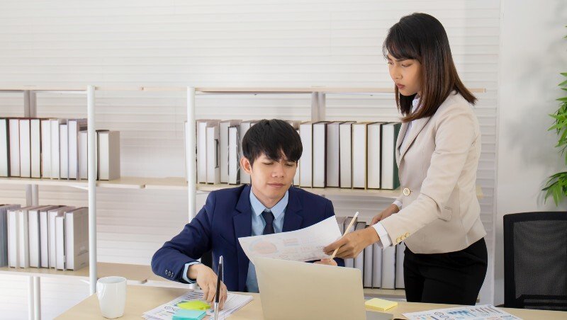 成都一餐馆情侣员工秀恩爱被拍，老板“重罚”称必须结婚，你对此怎么看？