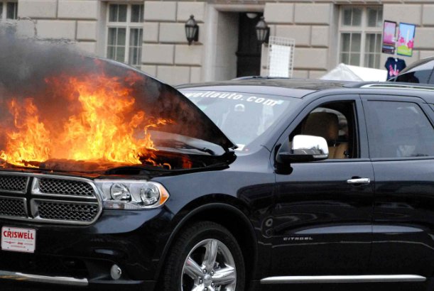 汽车被大火吞噬，山西一对夫妻不救火还动起了手，此举的原因是什么？