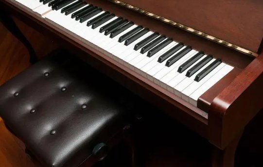 老人酒后突然到钢琴旁随手弹奏一曲，才华横溢的老人，为何种了一辈子地？