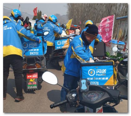 上海一闪送员,陪老婆狂商场买口红遭阻拦,商场是否存在歧视行为?