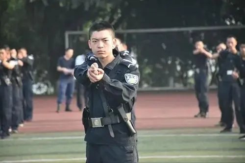 63岁的女保洁被四川警察学院学生打骨折，学生需要负什么样的责任？