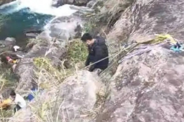 《初拥》拍摄遇意外，两名工作人员坠谷身亡，都有哪些人为此事出面发声？