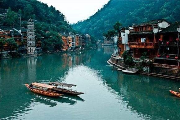 从长沙火车站到凤凰古城坐什么车呢？