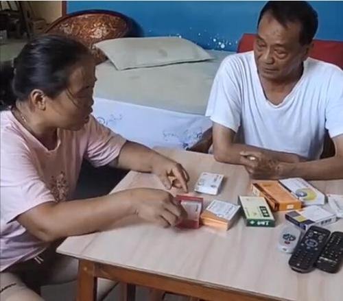 女子照顾同村20多位老人20多年,是否是真的乐于助人?