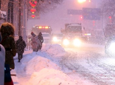 辽宁鞍山下暴雪，市民穿滑雪板出街，你如何看待这件事？