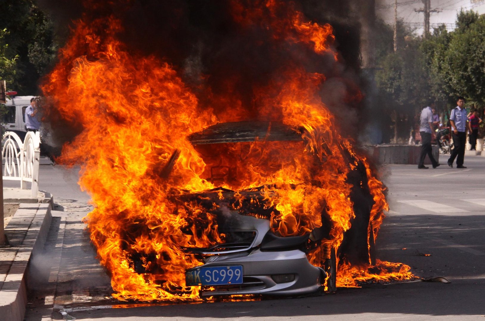 警方通报东莞一男子放火烧车，涉事男子的作案动机是什么？