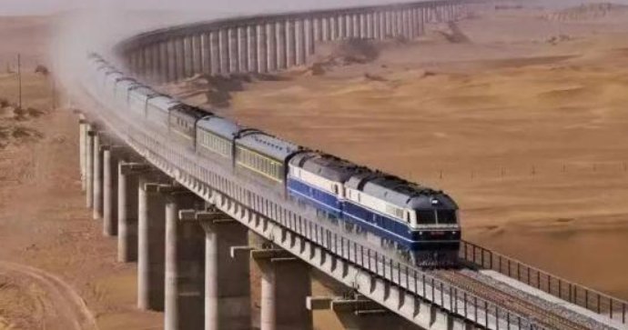 沉浸式体验世界首条沙漠铁路环线，究竟有多壮观？