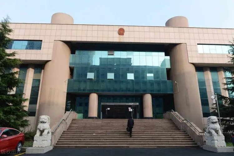 浙江一男子不服判决向法院送侮辱性锦旗，该名男子的行为是否涉嫌违法？