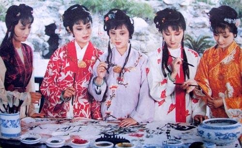 请问老版电视剧《红楼梦》一共有多少集？